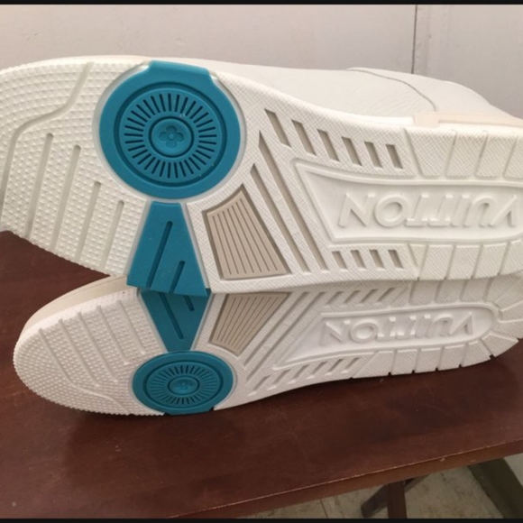 LOUIS VUITTON PARIS AUTHENTIC SNEAKER with the series number VL0230 15. - Picture 3 of 10